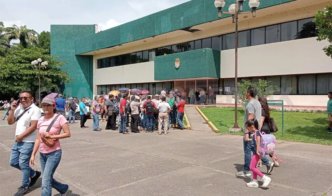 Protestan maestros en Unidad Administrativa