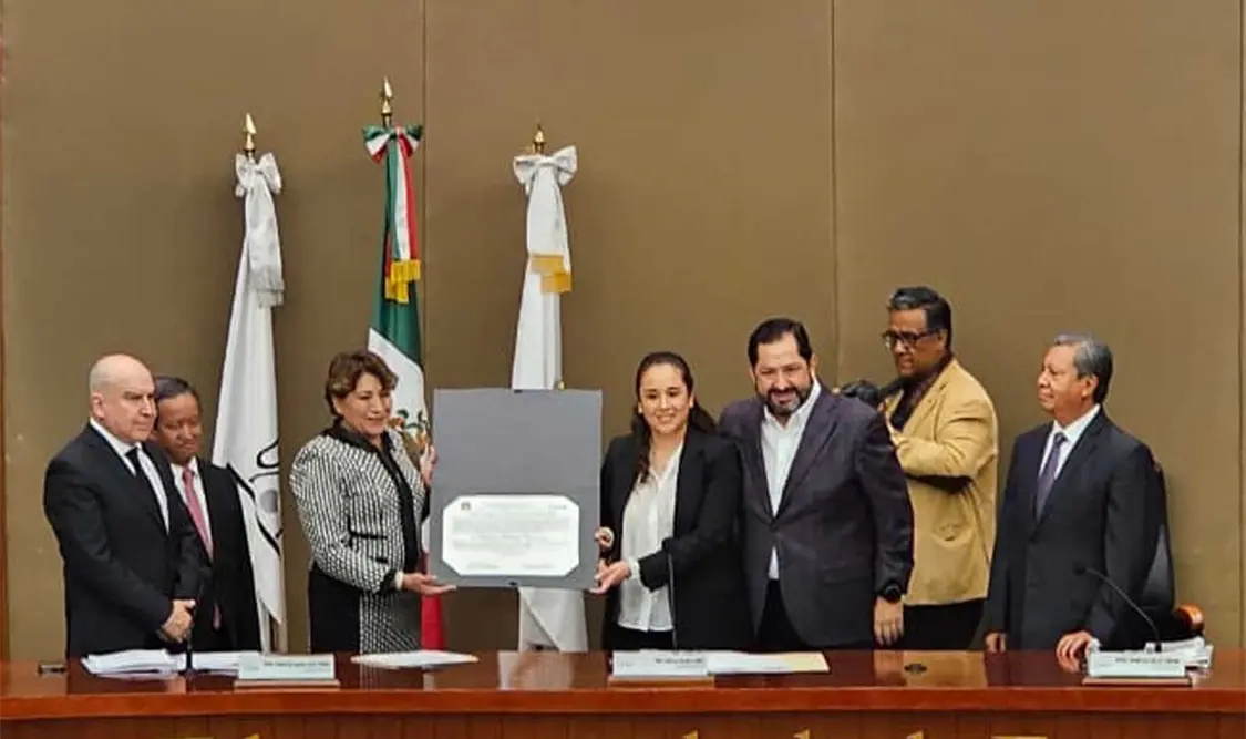 En punto de las 12:38 horas, Delfina Gómez recibió la constancia de mayoría. Cortesía