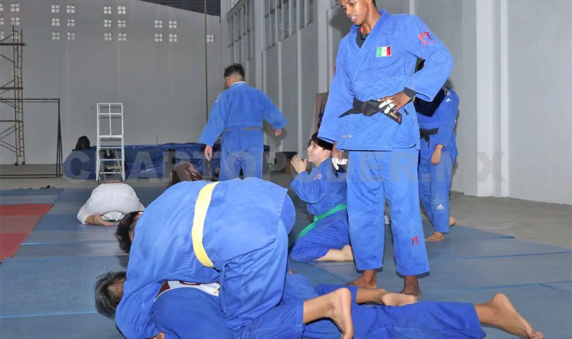 Los alumnos pudieron aprender nuevas técnicas de derribes y de pelea en suelo impartidas por seleccionados nacionales. Carlos López/CP