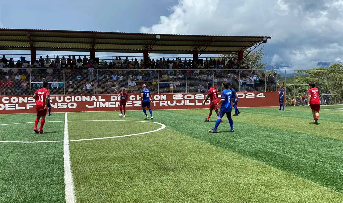 La afición estuvo metida en todo momento y agradeció la llegada de los jugadores al municipio. Alan Pola/CP