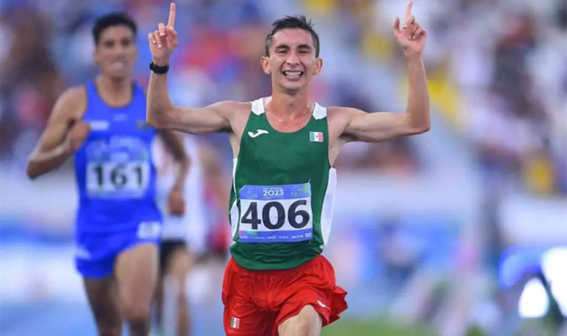 El fondista mexicano llegó a estar en la quinta posición, pero remontó en el último kilómetro para lograr la presea. Agencias