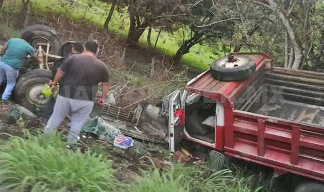 Al menos cuatro personas perdieron la vida en un trágico accidente carretero la tarde del sábado. Cortesía