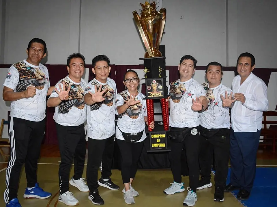 Los equipos campeones recibieron sus trofeos de manos del organizador de esta competencia. Cortesía