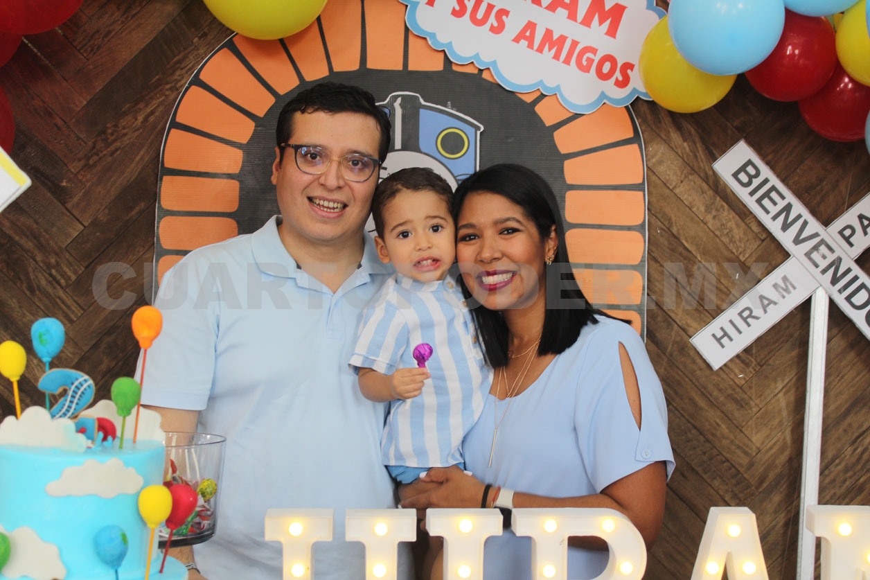Hiram sopló sus dos velitas