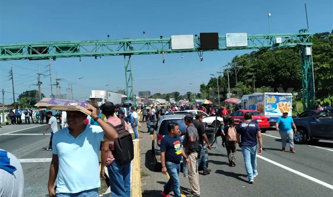 Maestros bloquearon vía federal Tapachula-Huixtla