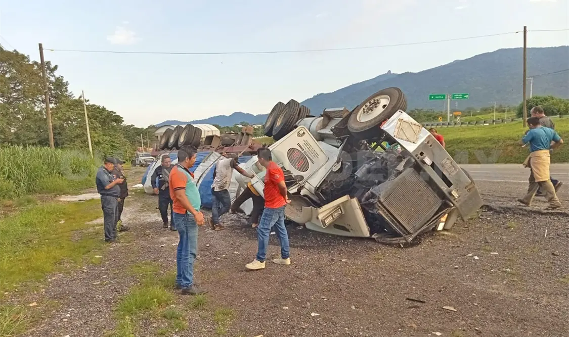 Vuelca otro tráiler en la Curva del Diablo