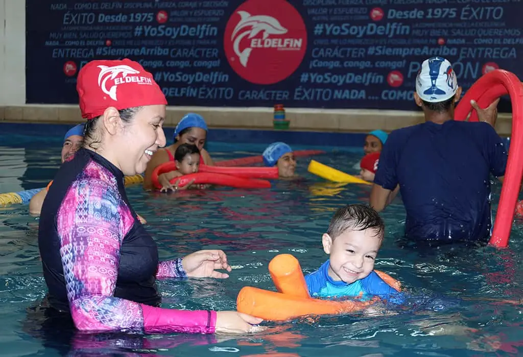 La Natación aprendida a edades tempranas contribuye de manera importante al desarrollo general del niño. Cortesía