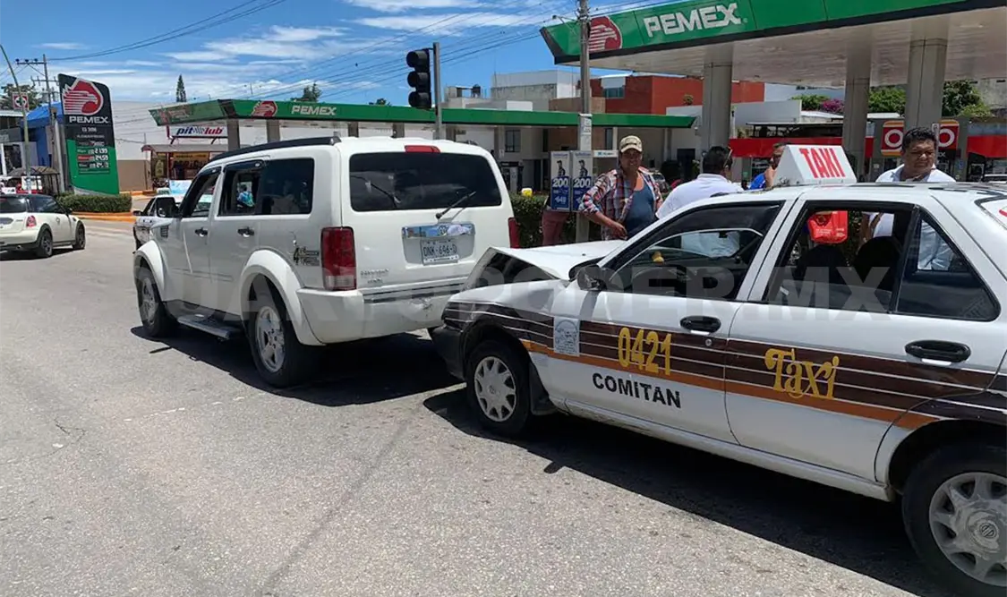 Colisiona taxi contra camioneta en bulevar