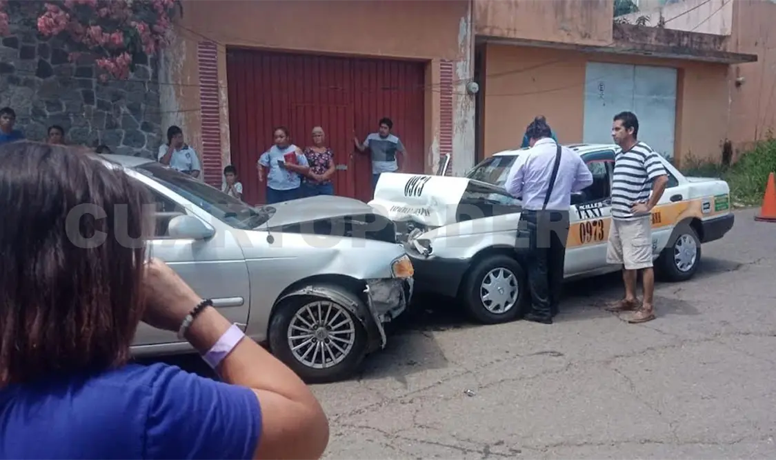 Tres lesionados deja aparatoso accidente
