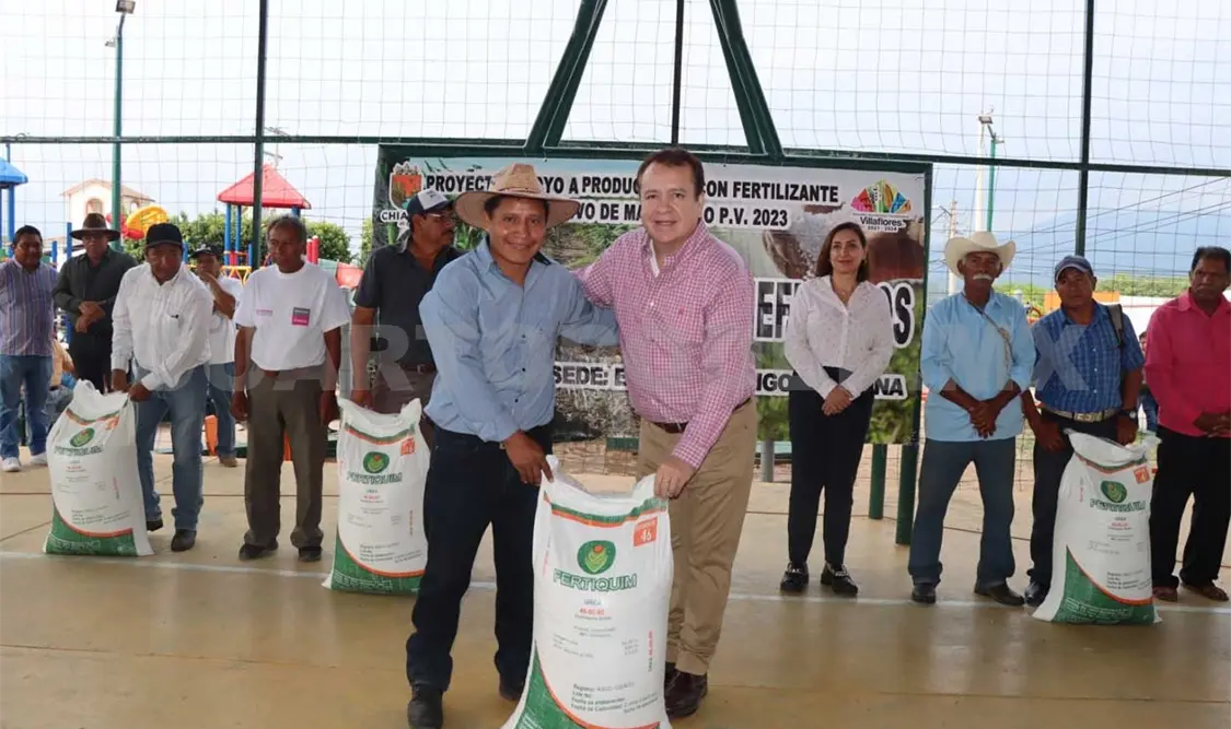 Alcalde entrega fertilizante en Domingo Chanona