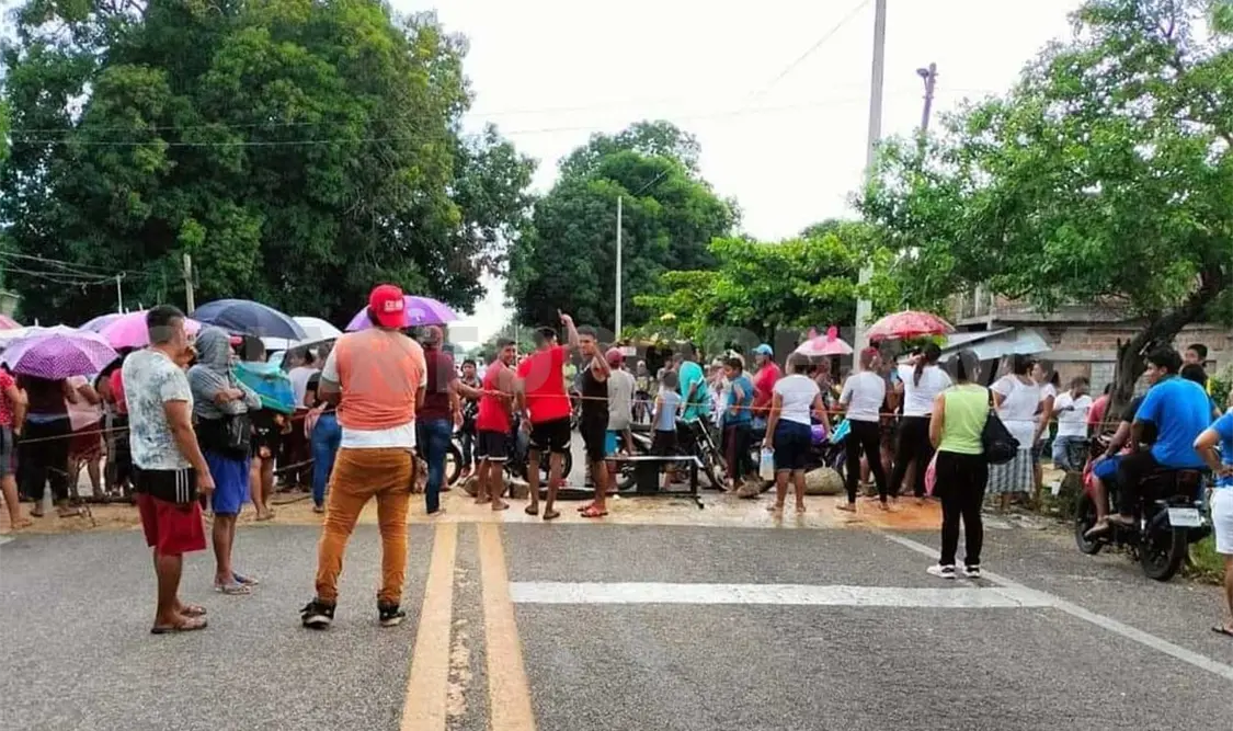 Bloquean tramo carretero Tonalá-Puerto Arista