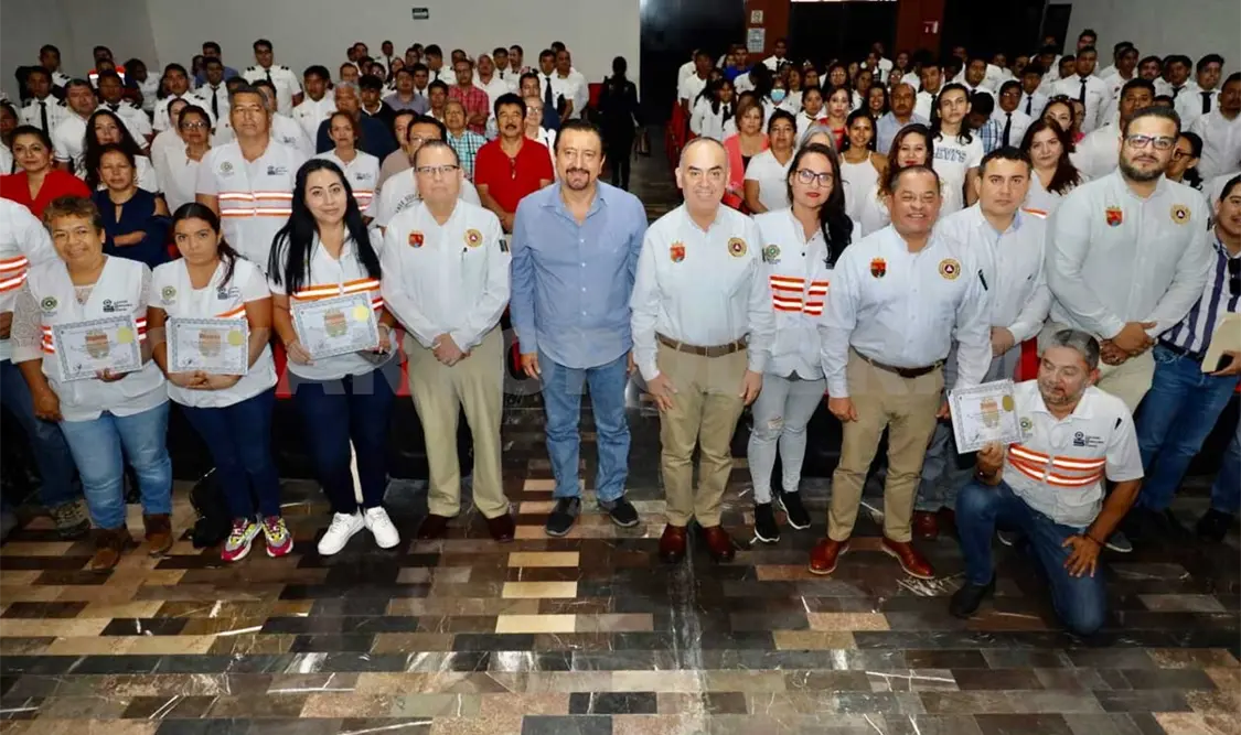 Entregan reconocimientos a egresados de diplomado