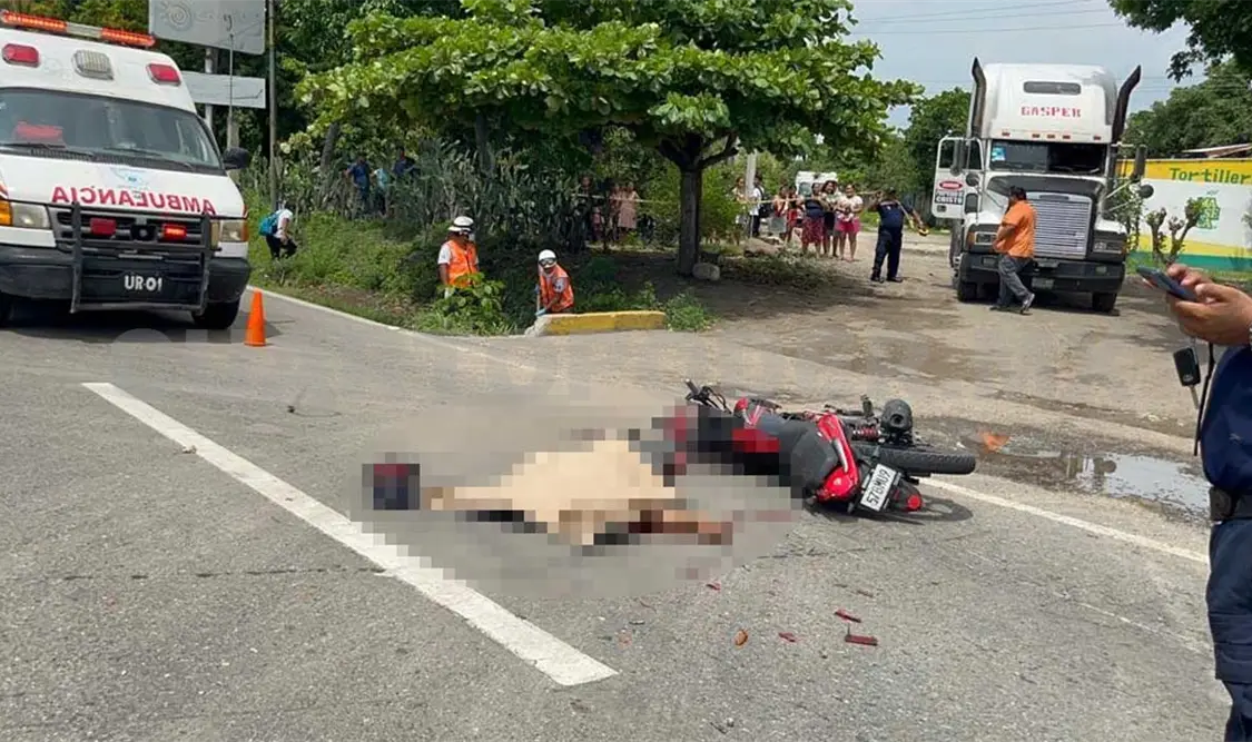 Muere motociclista; un menor es hospitalizado