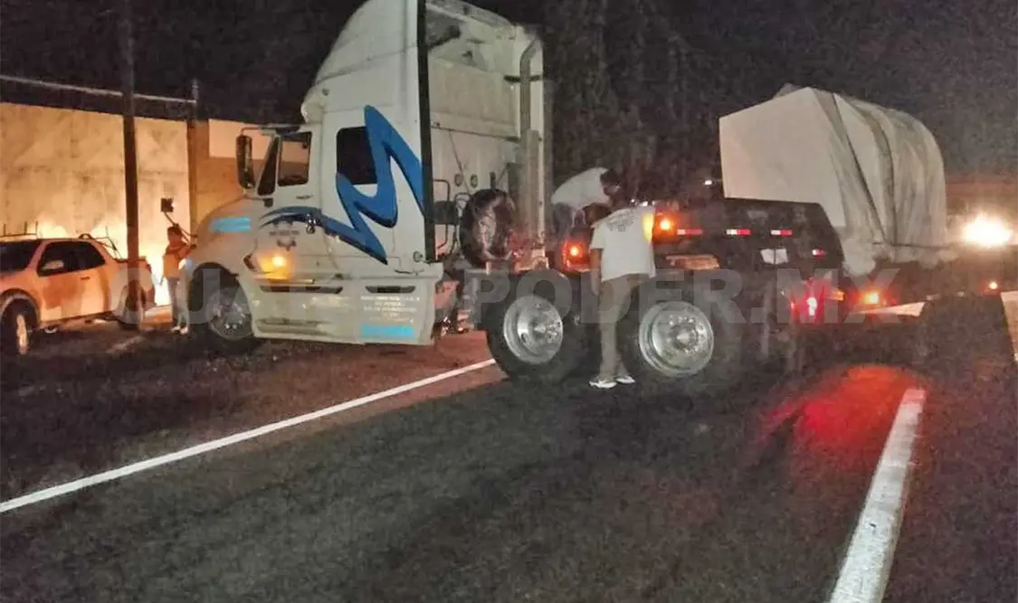 Se descarrila “coloso” y afecta la circulación