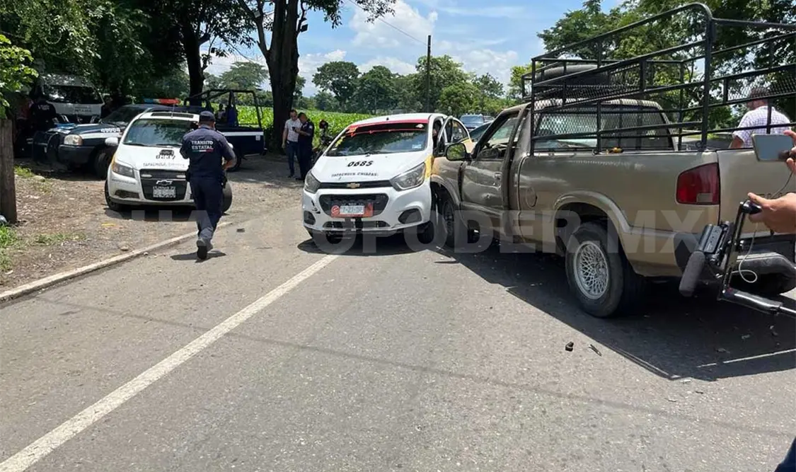 Taxi con migrantes choca con pickup; cinco lesionados