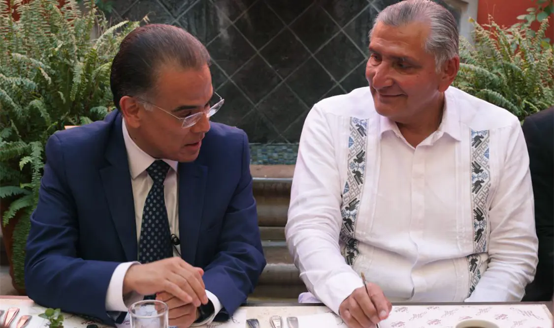 Sube a primer lugar Adán en las encuestas