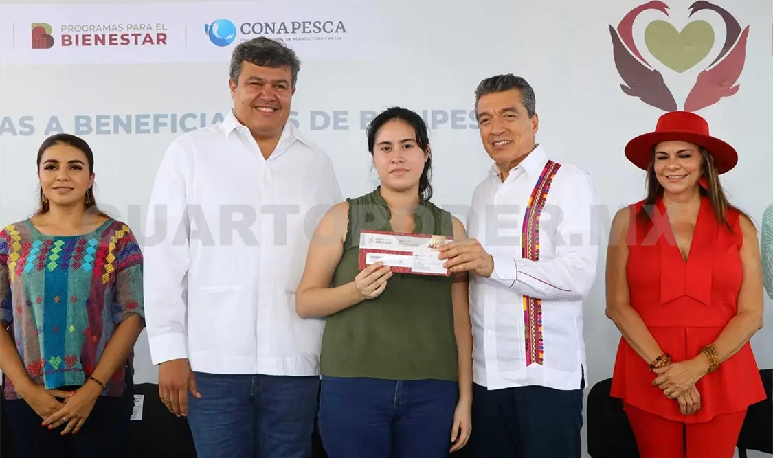 Entrega de tarjetas del Bienestar a beneficiarios