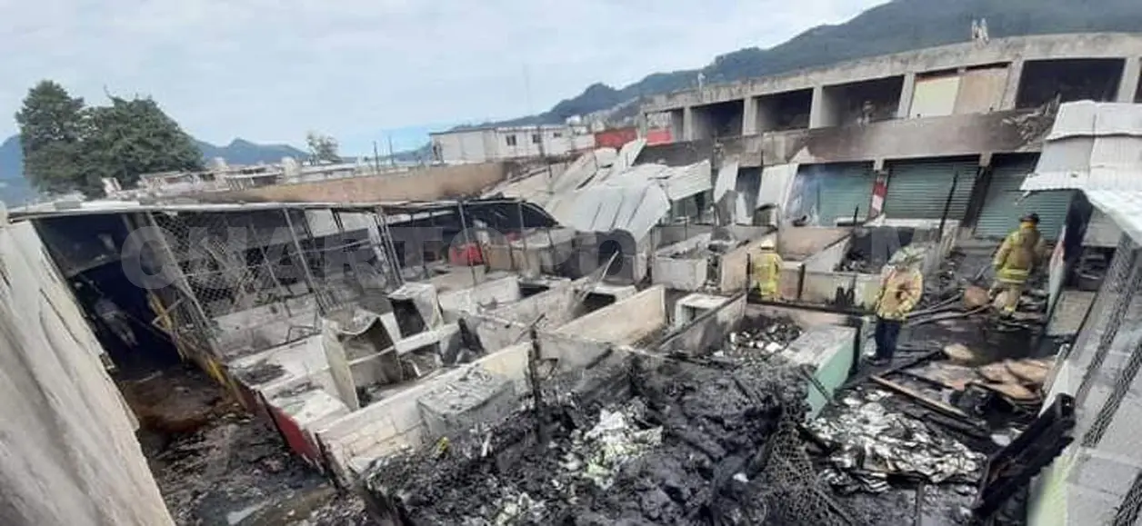 Incendio arrasa con varios puestos en plaza