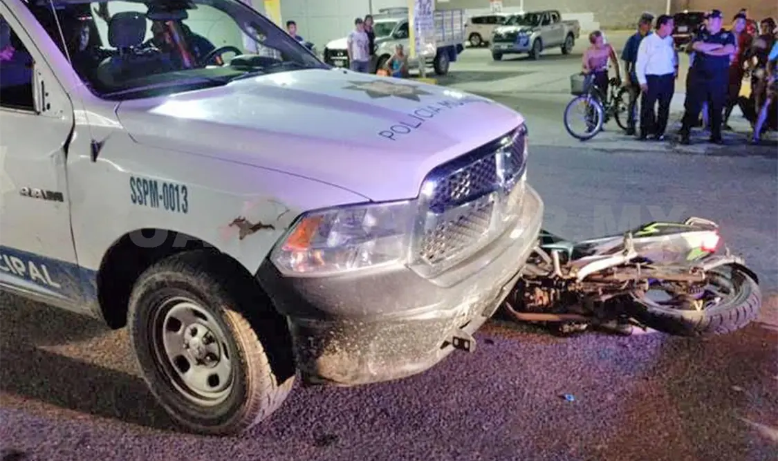 Joven motociclista se estrella contra una patrulla