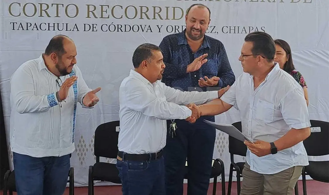 Entregan escrituras públicas de la Central Camionera