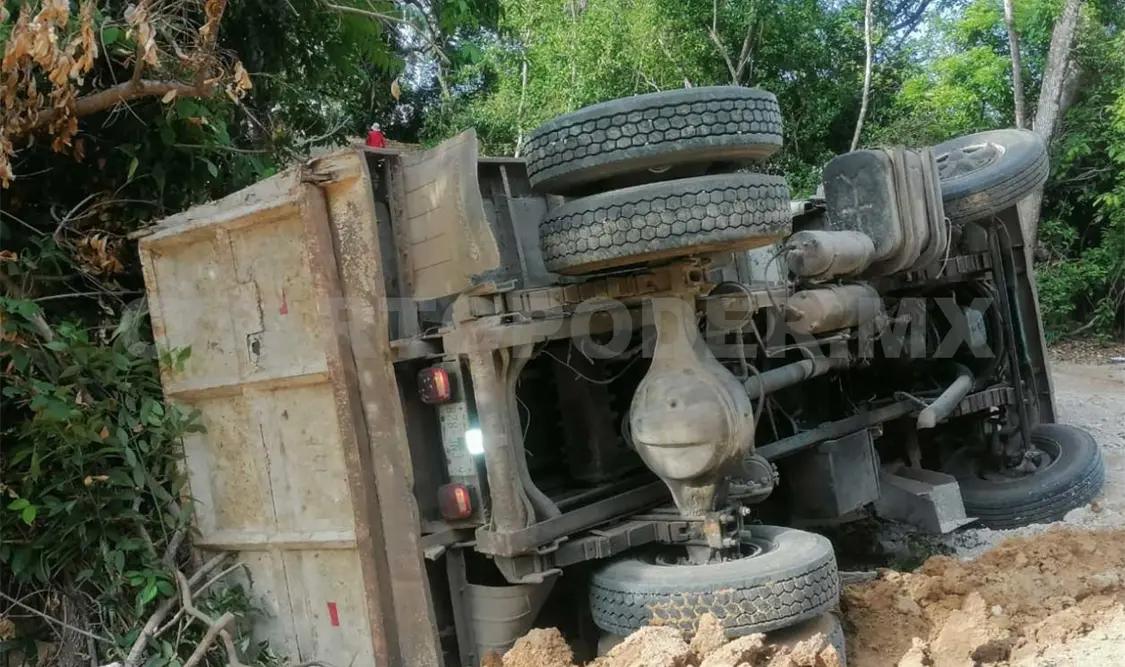Volcadura de camión deja tres hombres hospitalizados