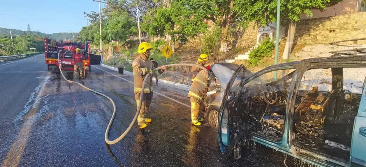 Camioneta se incendia y termina en cenizas