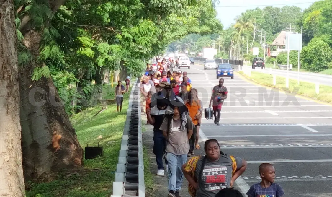 Caravana migrante se desplaza con dirección a Huixtla