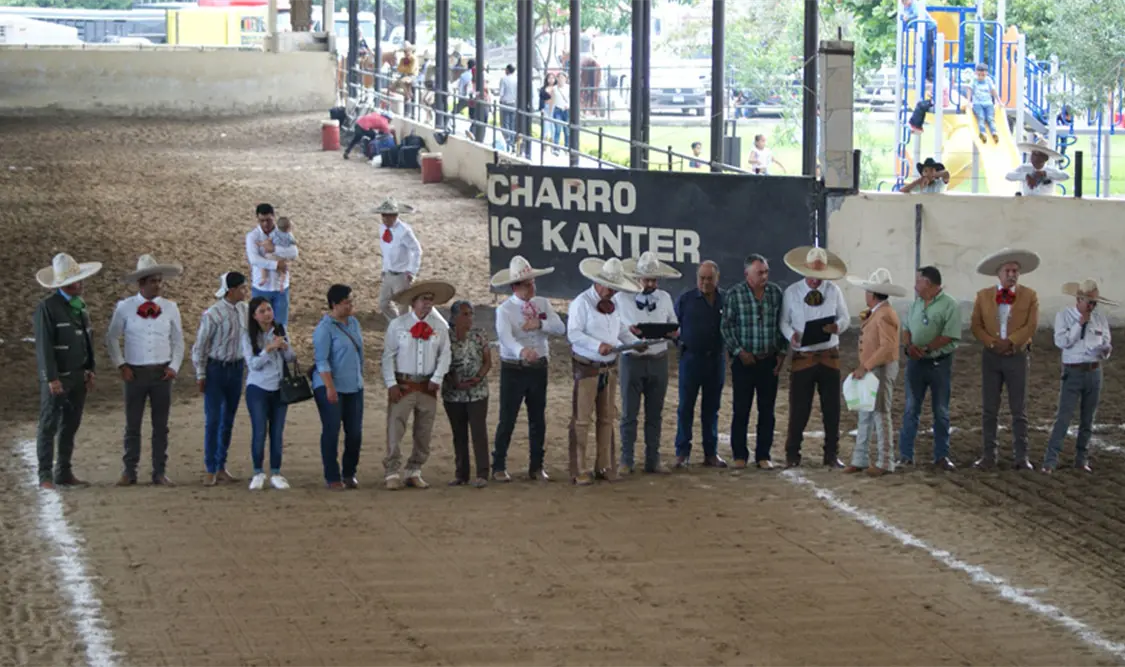 Jaime Flores recibe triple reconocimiento