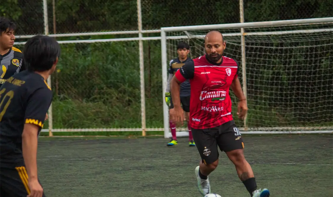 Carlos Ruiz volvió a brillar y aplicó el sello de la casa: un gol de tiro libre desde una zona lejana. Alan Pola/CP