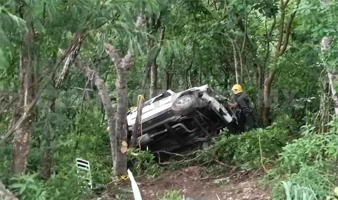Camioneta termina al fondo de un barranco