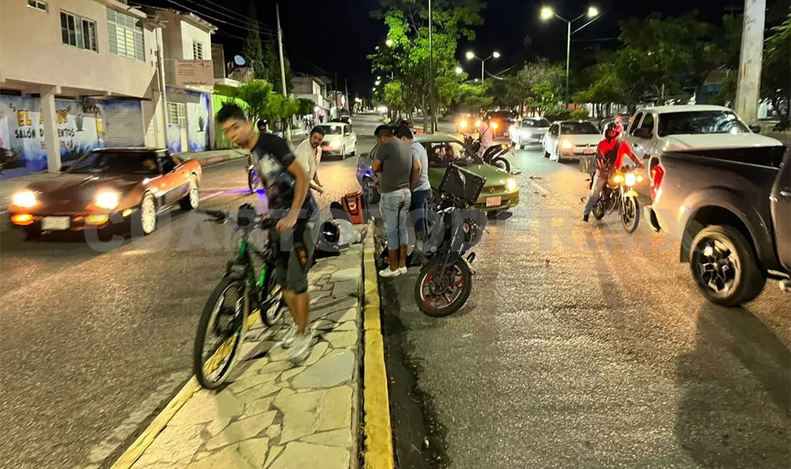 Chocan motociclistas y quedan con graves lesiones