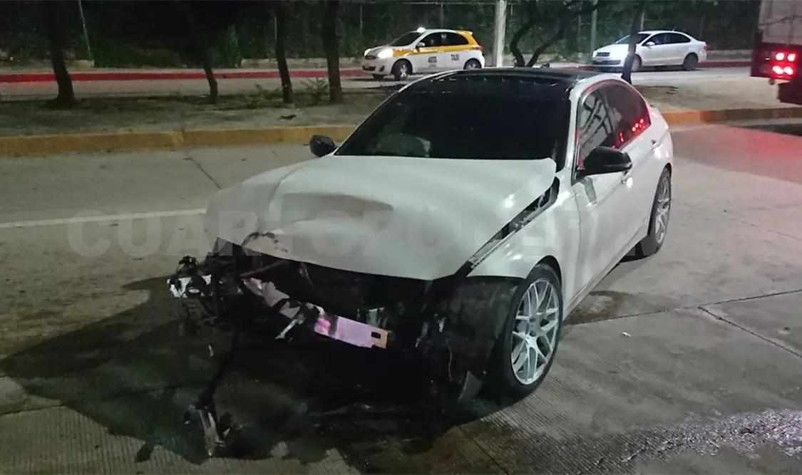 Estrella su unidad contra una luminaria y logra huir