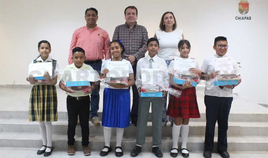 Entrega edil incentivos a participantes de Olimpiada