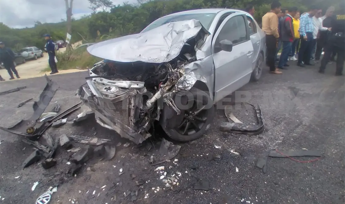 Auto impacta en volteo: tres lesionados el saldo