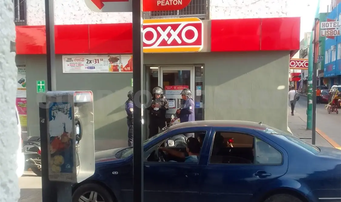 Asaltan a clientes del Oxxo y se llevan 30 mil