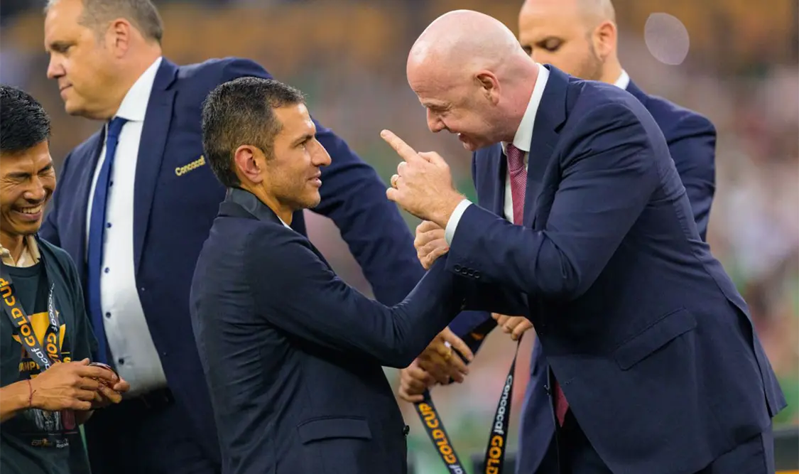 Infantino da “patadita” de la suerte a “Jimmy”