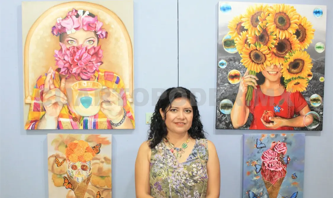Exponen belleza de las mujeres y las flores