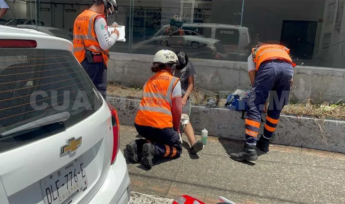 Motociclista lesionado al impactarse contra taxi