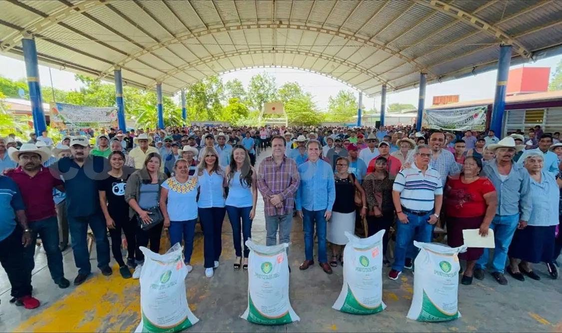 Mariano Rosales y Sasil de León entregan fertilizantes