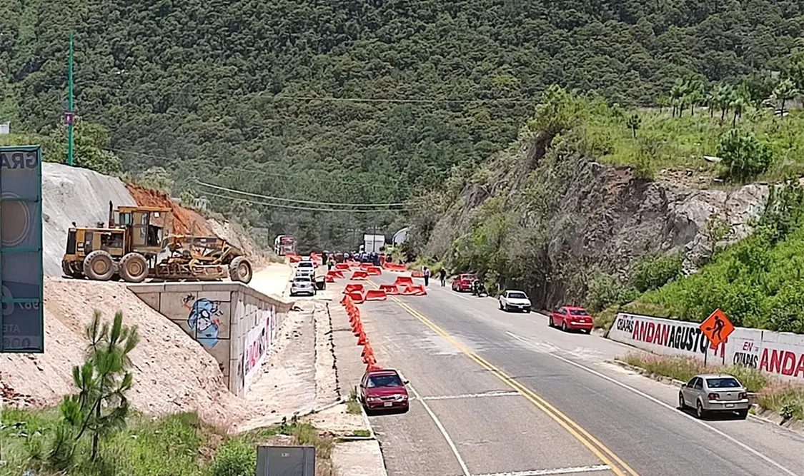 Maestros bloquean de nuevo carretera de cuota