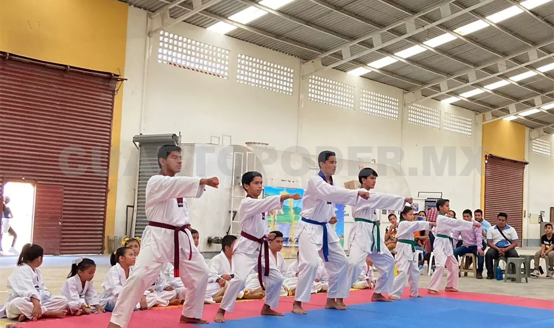 Kukulcán celebra examen de grados