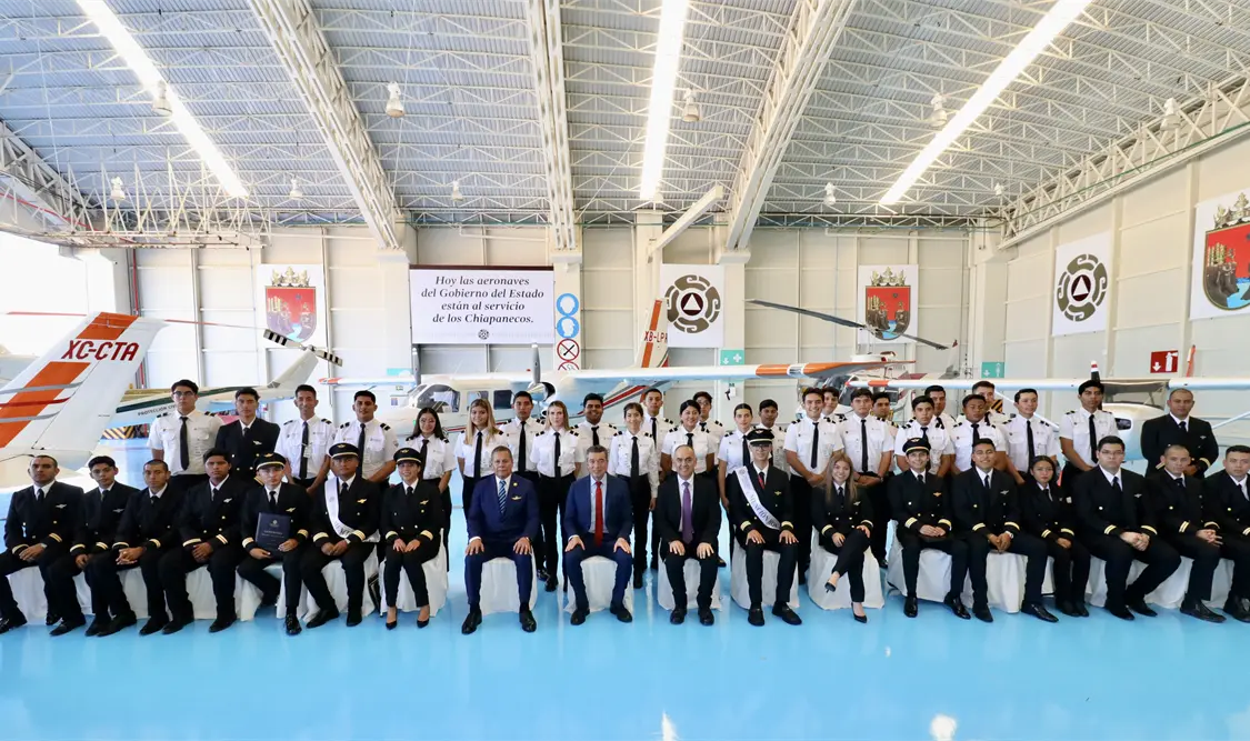Felicita REC a egresados de Licenciatura en PC y Piloto Aviador