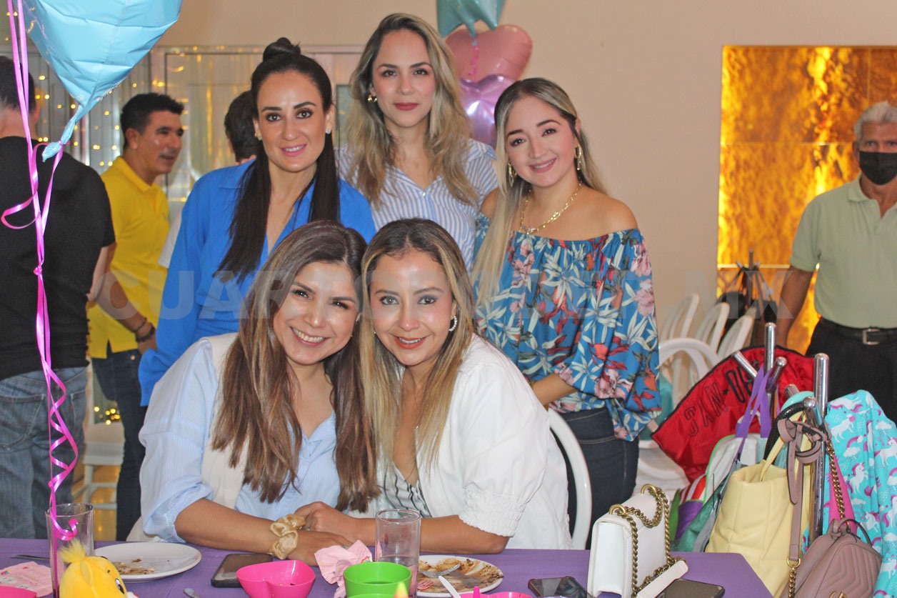 Recibieron con regalos a María Emilia