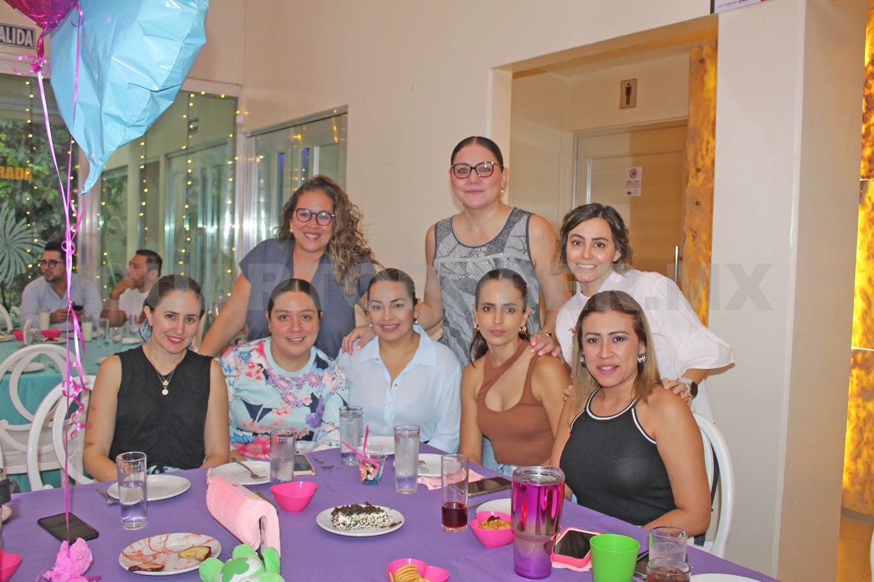 Recibieron con regalos a María Emilia