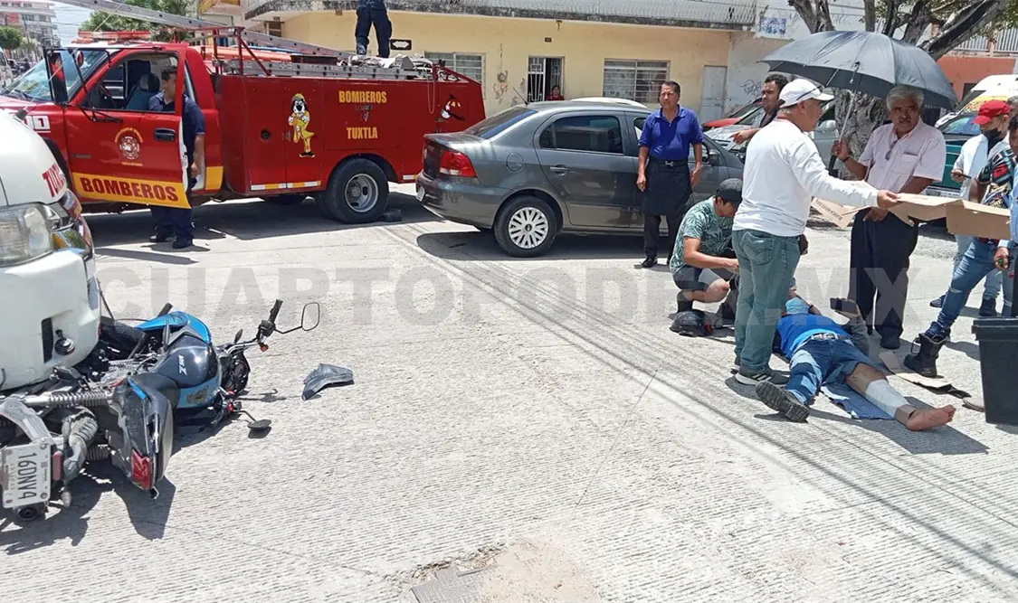 Impactan a motociclista y termina con lesiones