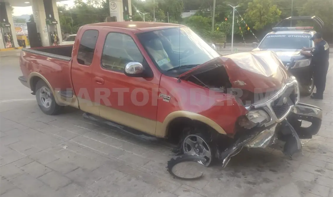 Veloz conductor impacta y derriba una luminaria