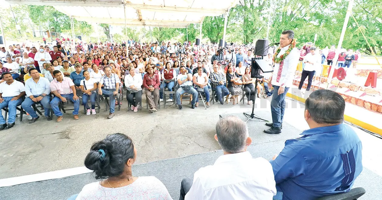 Pavimentan calles en el municipio de
reforma