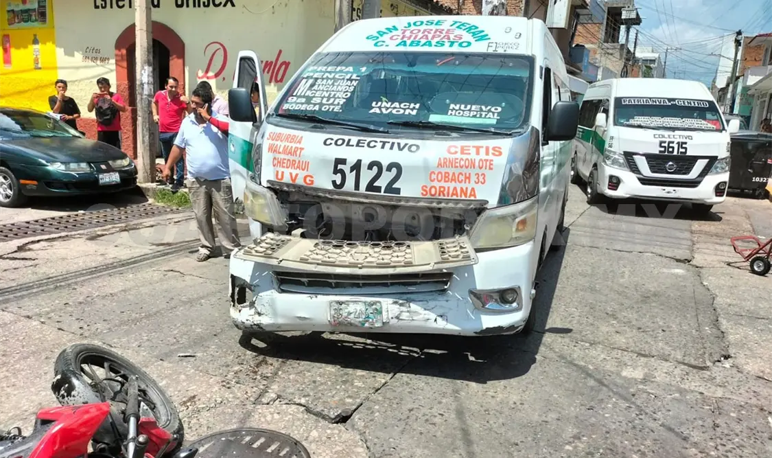 Embiste Urvan a motorista y le fractura una pierna