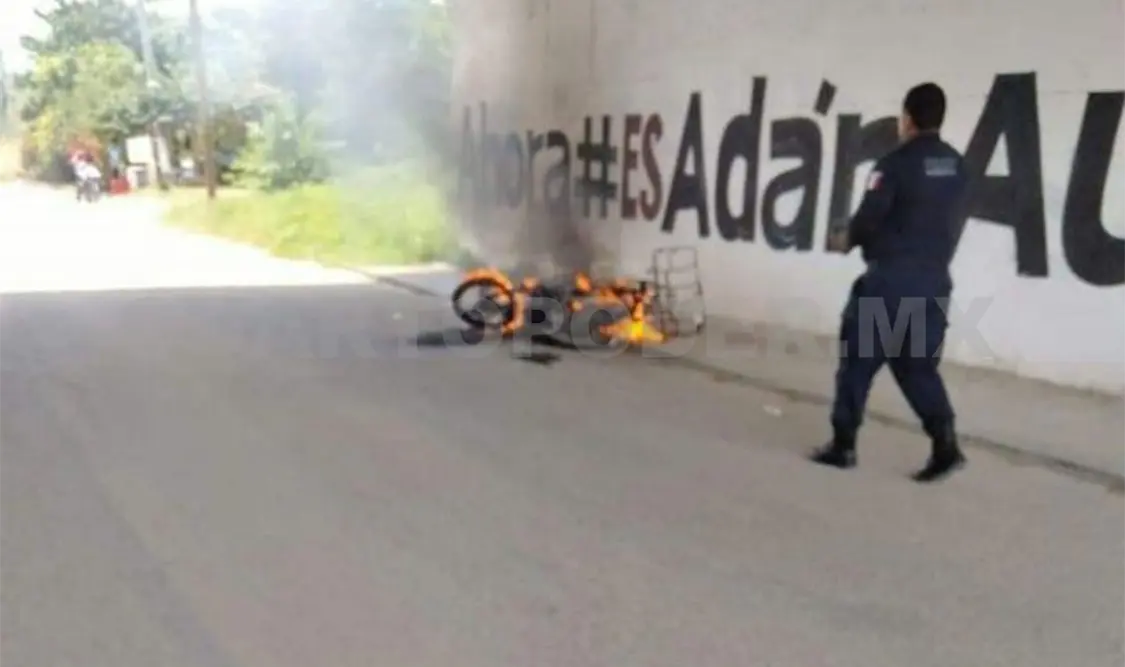 Se incendia motocicleta tras aparatoso percance