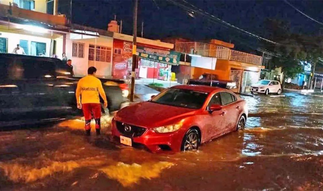 Inundaciones y tormenta eléctrica colapsan Mazatlán